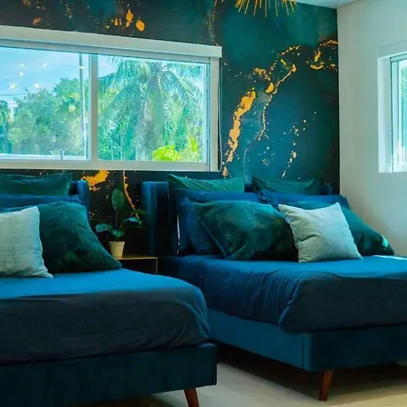 Casa Mondrian- Resort Style Home- Mins To Beaches